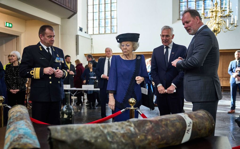 Twee granaathulzen, een afsluiter en een wijnfles, afkomstig van de Java en de Kortenaer, die in de Javazee ondergingen. beeld ANP, Phil Nijhuis