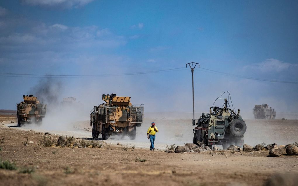 Turkse en Russische militaire voertuigen patrouilleren in Syrië, nabij de grens met Turkije. beeld AFP, Delil Souleiman