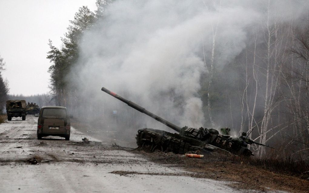 Rook stijgt op van een door de Oekraïense strijdkrachten uitgeschakelde Russische tank. Russische troepen zijn de afgelopen dagen op felle tegenstand van het Oekraïense leger gestuit.  beeld AFP, Anatolii Stepanov