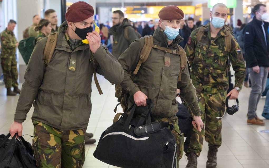 Militairen van de Luchtmobiele Brigade in Assen vertrekken vanaf luchthaven Schiphol naar Roemenië. beeld ANP EVERT ELZINGA