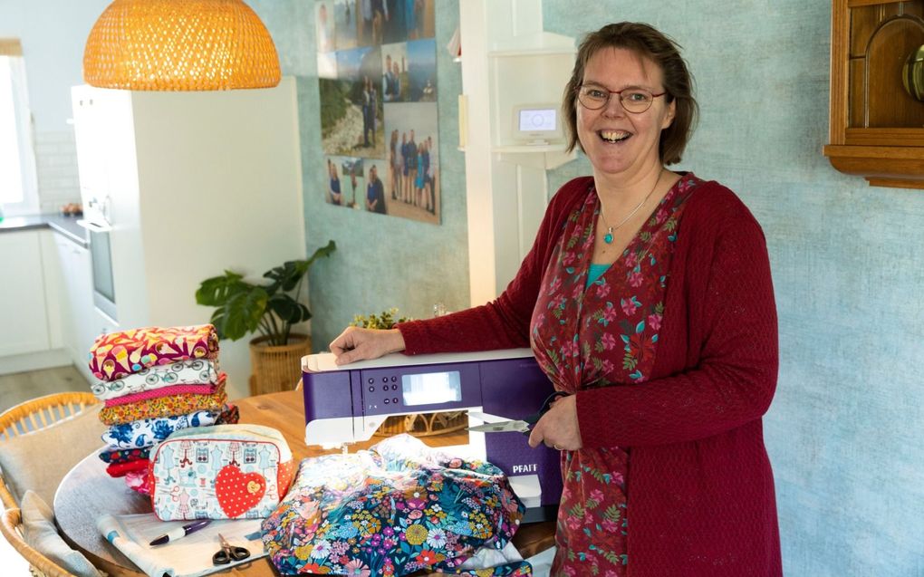 Francisca Wagenaar uit Sommelsdijk wordt gelukkig van het naaien van vrolijke, kleurige kleding. beeld RD, Anton Dommerholt