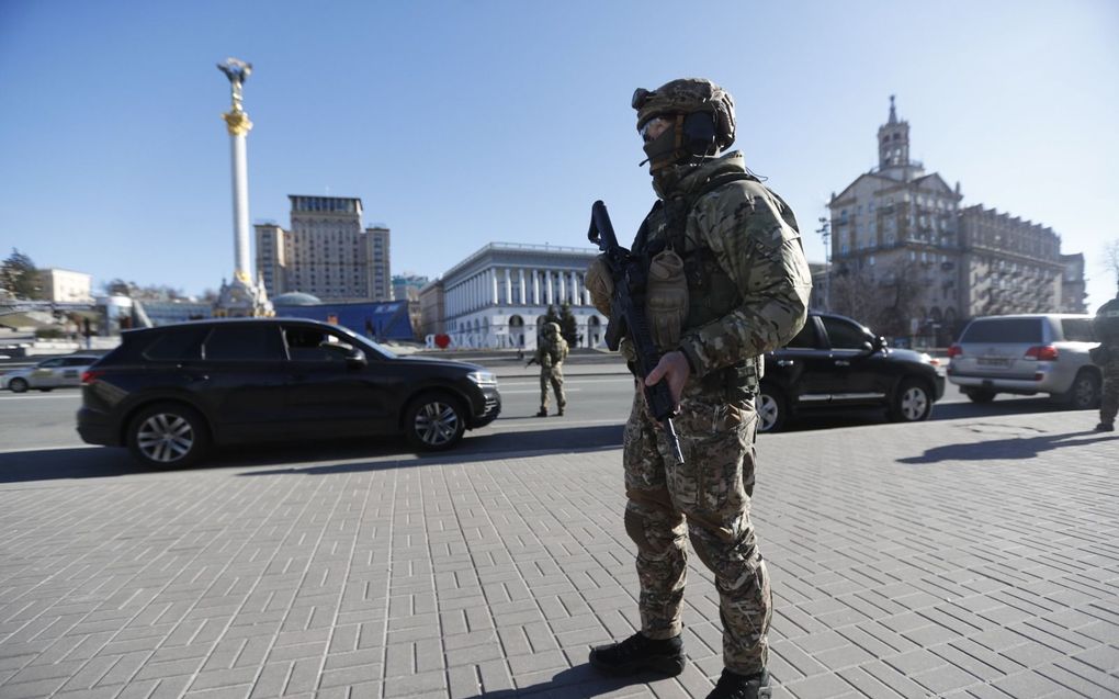 De oorlog in Oekraïne brengt heel Oost-Europa in opschudding. Christelijke voorgangers delen hun gevoelens in contacten met het Westen. Op deze foto’s uit Kiev een Oekraïense soldaat op het Onafhankelijkheidsplein en burgers die willen schuilen in een metrostation. beeld EPA, Zurab Kurtsikidze