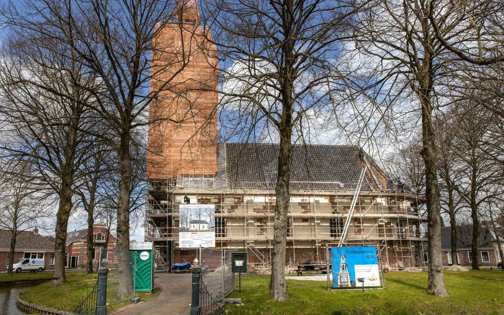 De Andreaskerk in Spijk in de steigers. beeld RD, Henk Visscher