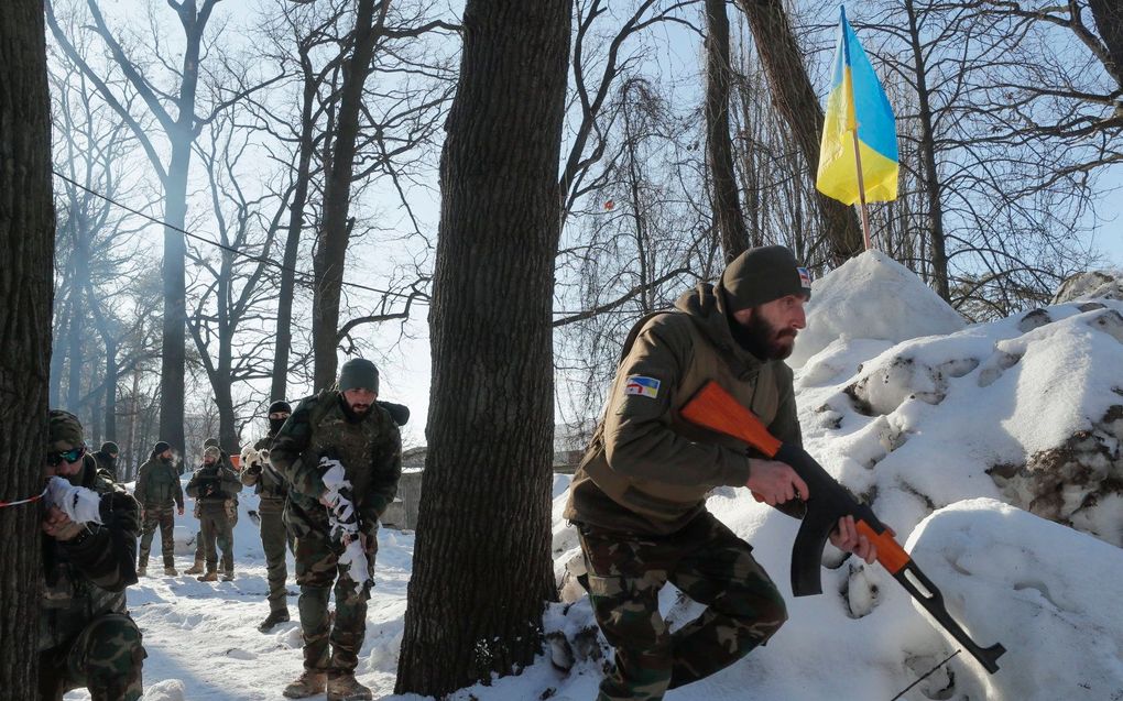 Oekraïense burgers krijgen een militaire training in Kiev. beeld EPA, Sergey Dolzhenko