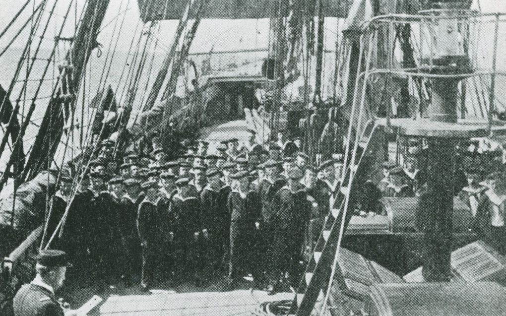 Aan boord van de schepen werd op de zondag doorgaans kerk gehouden, zoals hier op het instructieschip Hr. Ms. Nautilus, begin twintigste eeuw. beeld NIMH