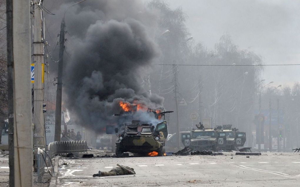 Een Russisch pantservoertuig gaat in vlammen op in Charkiv, de tweede stad van Oekraïne. De Russische strijd verhardt zich.  beeld AFP, Sergey Bobok