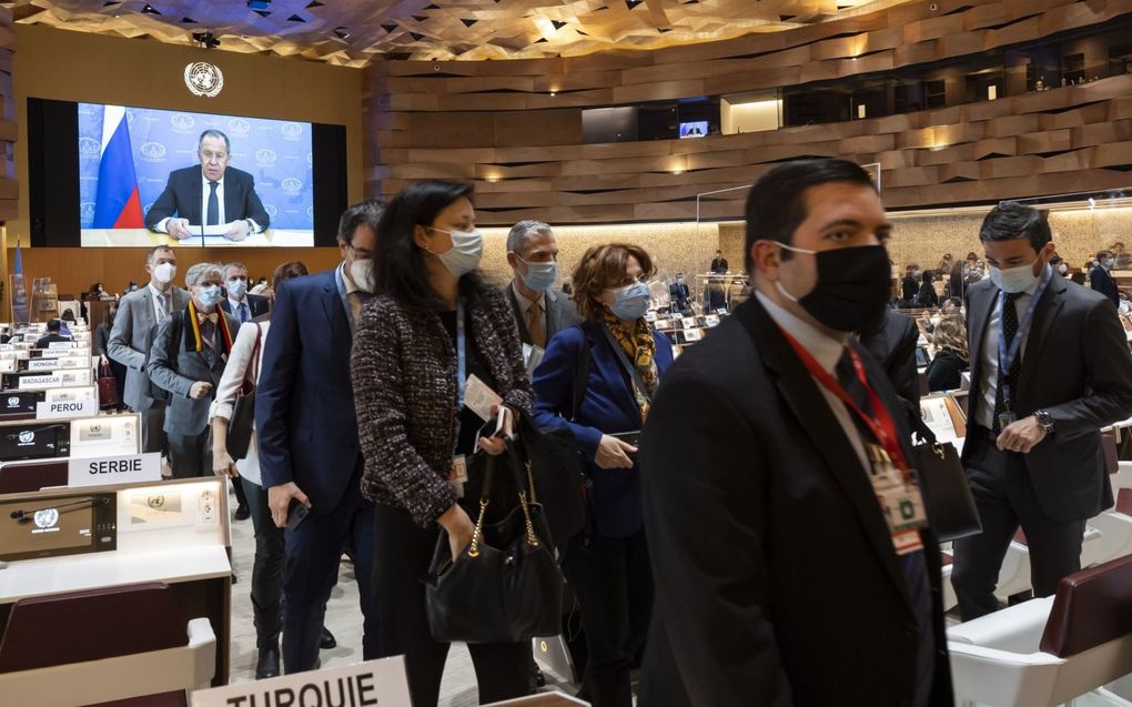 Ambassadeurs en diplomaten verlieten dinsdag uit protest de vergaderzaal van de Verenigde Naties in Genève toen de minister van buitenlandse zaken van Rusland Sergei Lavrov (op het scherm) de vergadering toesprak. beeld EPA, Salvatore di Nolfi