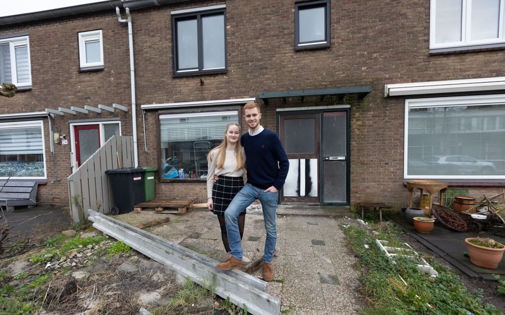 Julian de Ruiter en Renate Schipper bij hun klushuis in Capelle aan den IJssel. beeld Martin Droog