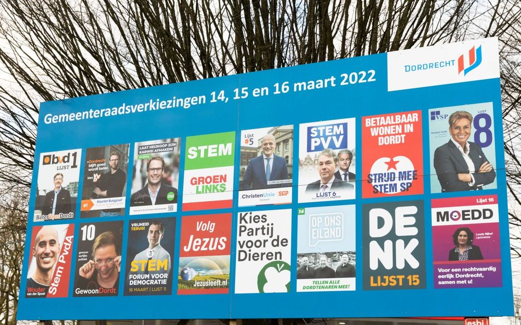 Aanplakbord in Dordrecht met het oog op de gemeenteraadsverkiezingen van 16 maart. beeld RD, Anton Dommerholt