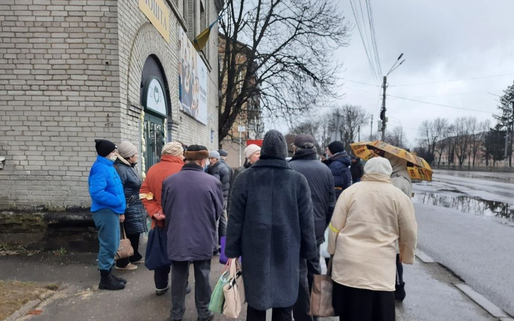 Mensen in de rij voor gratis brood. beeld familie Vasylenko