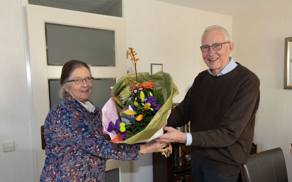 Sija Eijkelboom uit Reeuwijk geeft Jaap Middelkoop uit Gouda een bloemetje omdat hij zich dag en nacht inzet voor zijn naasten. beeld Martin Droog