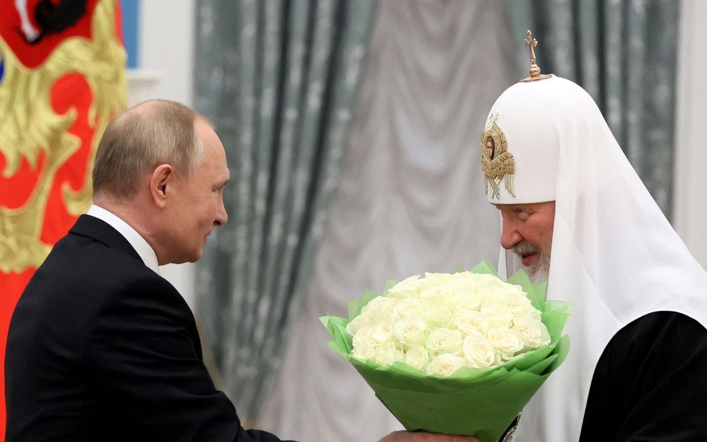 President Poetin (l.) feliciteert patriarch Kirill. beeld AFP, Mikhail Metzel