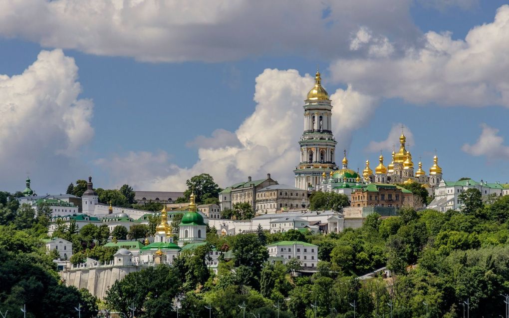 Het Holenklooster in Kiev ontstond in de 11de  eeuw toen monniken holen aan de steile oever van de Dnjepr groeven. Pas in de 17de eeuw kwam  er een groot complex boven de grond. beeld Wikimedia