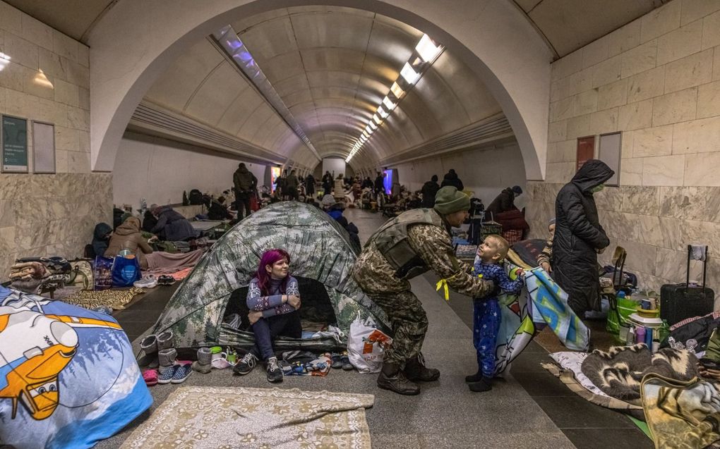 Oekraïners schuilen in een metrostation in Kiev. beeld EPA, Roman Pilipey