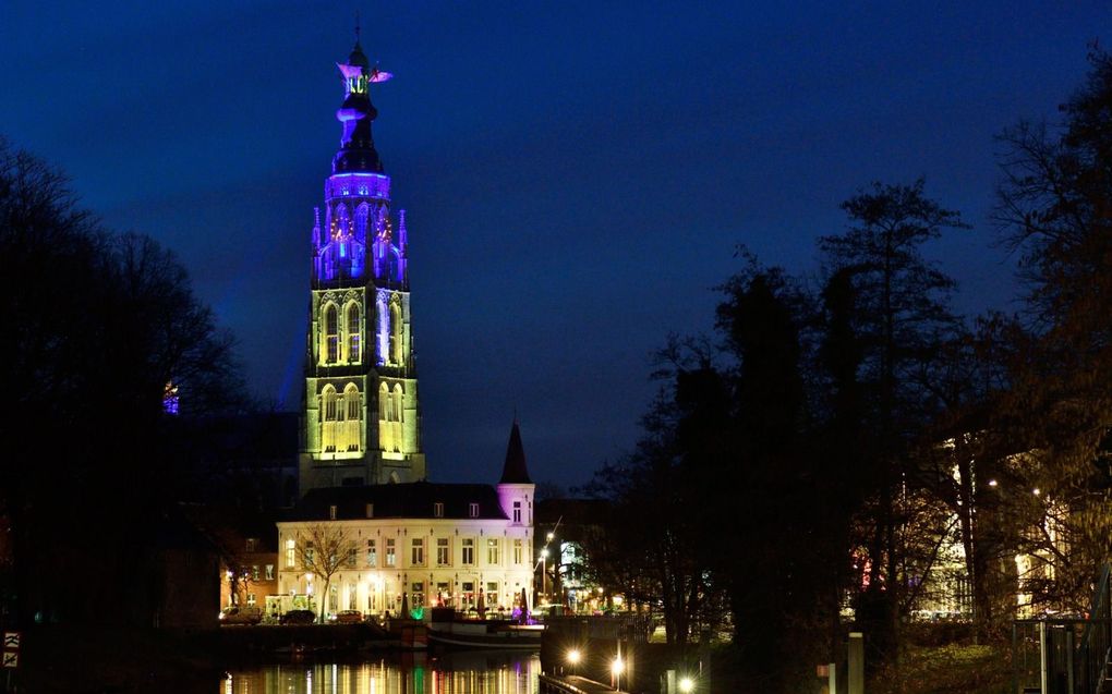 In Breda is de toren van de Grote Kerk verlicht. De gemeente Breda wil zo uiting geven aan haar verbondenheid met de bevolking van Oekraïne. beeld Erald van der Aa