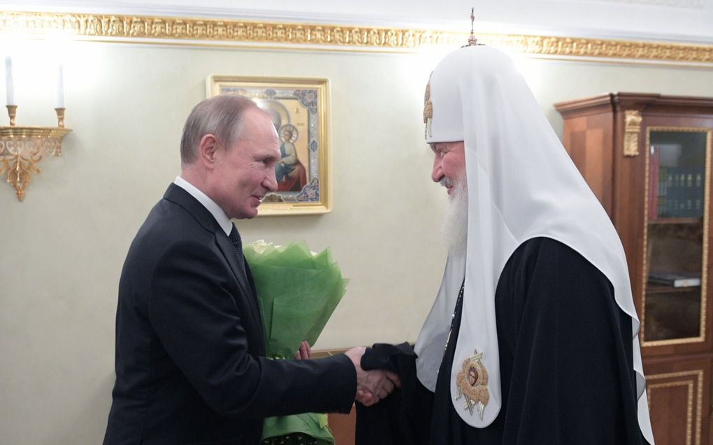 „Het zou van geloofsmoed getuigen als patriarch Kirill, primaat van de Russisch-Orthodoxe Kerk, kerklid Poetin zou censureren, zo niet afsnijden van de christelijke kerk.” beeld EPA, Alexei Druzhinin