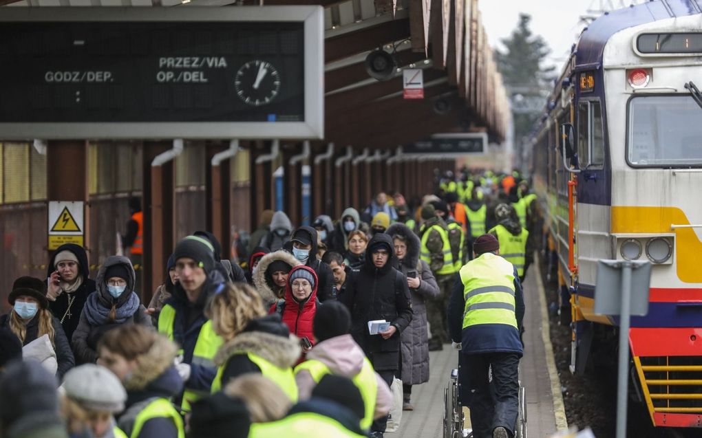 Vele duizenden vluchtelingen uit Oekraïne arriveren dagelijks op treinstation Przemyśl. beeld AFP, Miguel A. Lopes