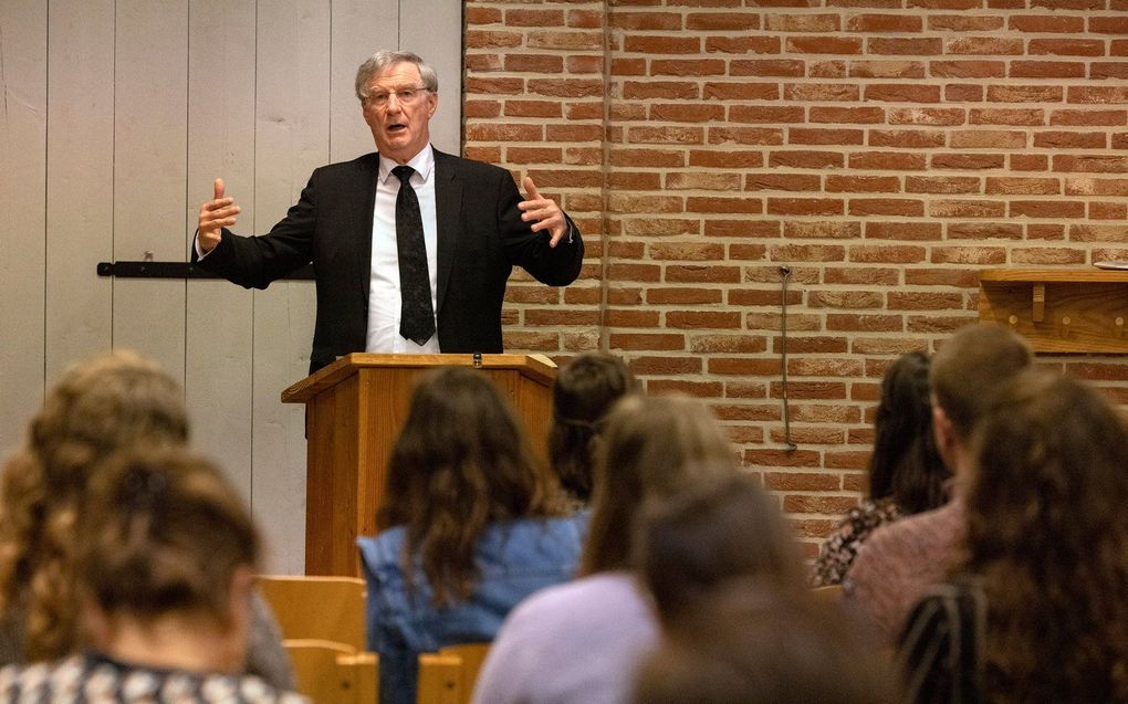 Ds. P. Mulder spreekt op een JBGG-conferentie in Ter Aar. beeld Erik Kottier