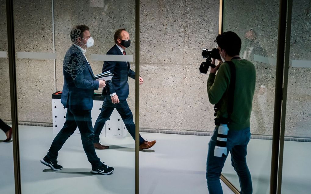 Pieter Omtzigt (l.) en Kees van der Staaij (tweede van links) op 10 februari in het Kamergebouw, na de stemmingen over het intrekken van de 2G-wet. beeld ANP, Bart Maat