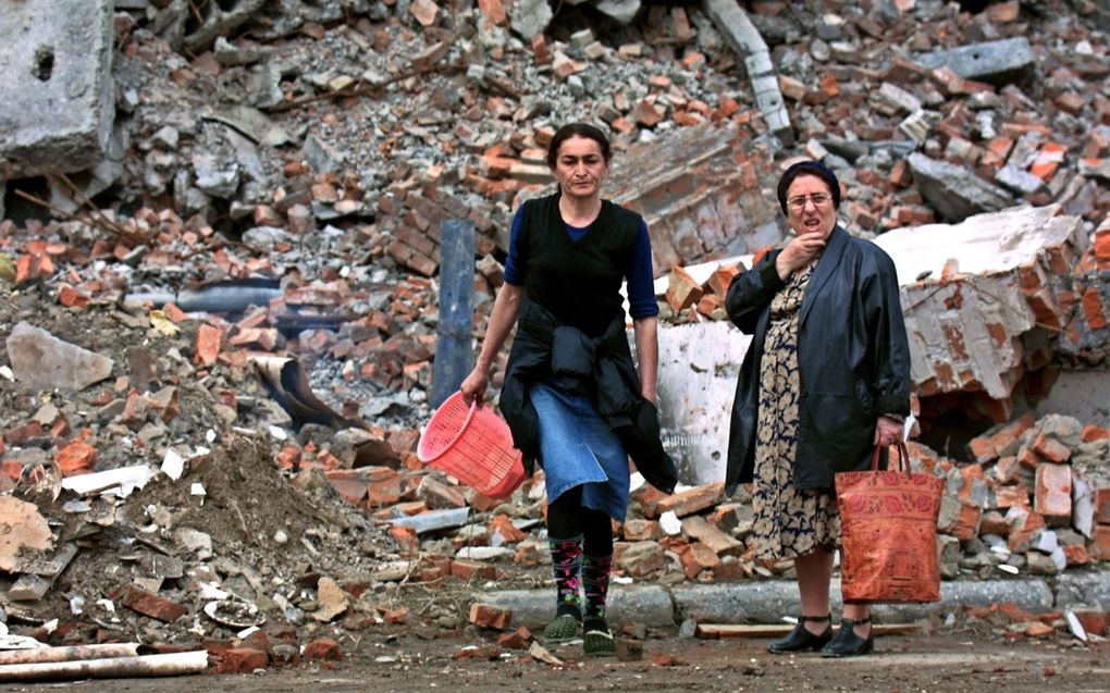 Twee Tsjetsjeense vrouwen steken in maart 2001 een straat over in de hoofdstad Grozny. beeld AFP, Alexander Nemonov