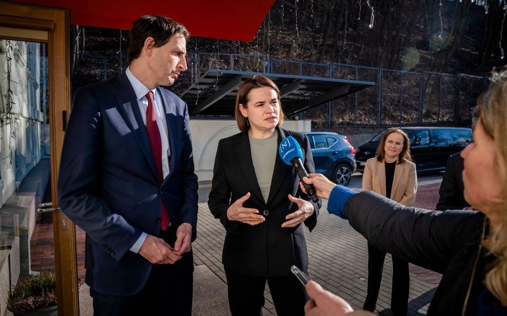 Minister van Buitenlandse Zaken Wopke Hoekstra heeft in de Nederlandse residentie in Litouwen een ontmoeting met de Belarussische oppositieleider in ballingschap, Svetlana Tichanovskaja. beeld ANP BART MAAT