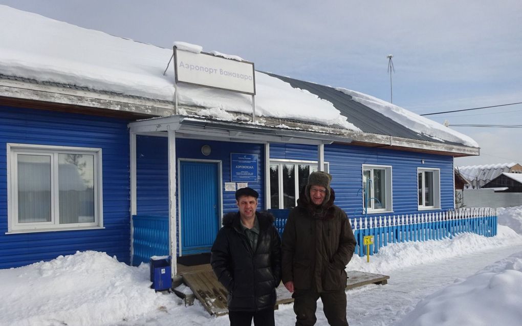 De Betuwse ondernemer Johan Boeder (rechts) op 24 februari met een Russische christen op het vliegveld van Vanavara, op de dag waarop Rusland Oekraïne binnenviel.  beeld Johan Boeder