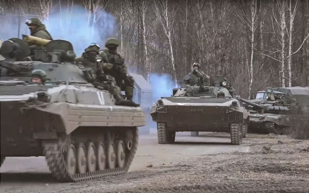 „President Vladimir Poetin gebruikt de door hem herschreven geschiedenis als rechtvaardiging voor zijn invasie.” Foto: Russische militairen op weg naar Kiev. beeld EPA