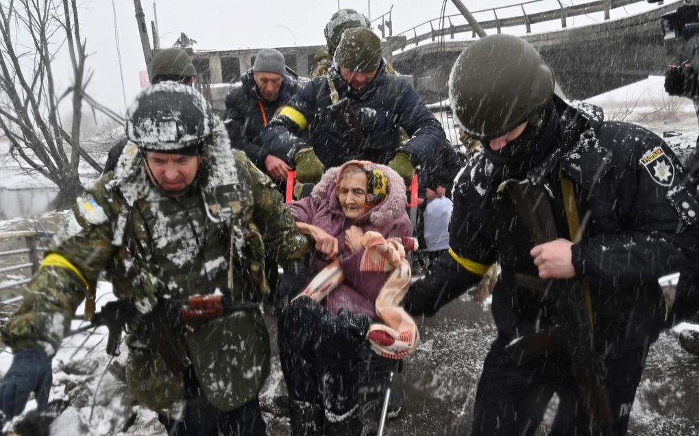 Oekraïense militairen evacueren burgers uit belegerde steden. De  Russen schromen niet om vluchtelingen onder vuur te nemen.  beeld AFP, Sergei Suspenskyb