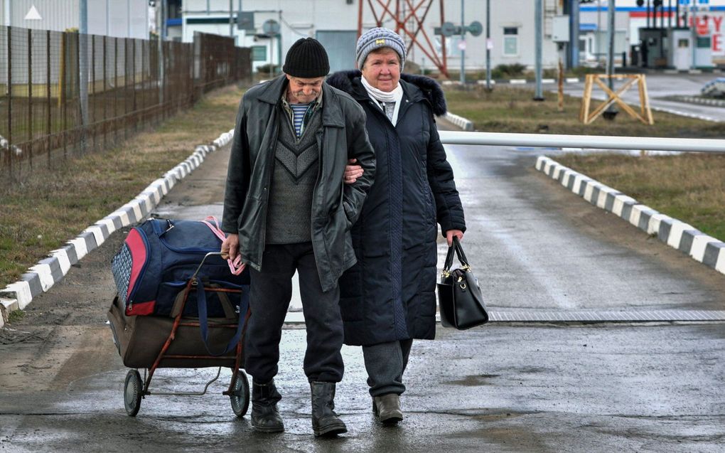 Inwoners van Marioepol passeren de grens van Oekraïne en Rusland bij Veselo-Voznesenka. beeld EPA