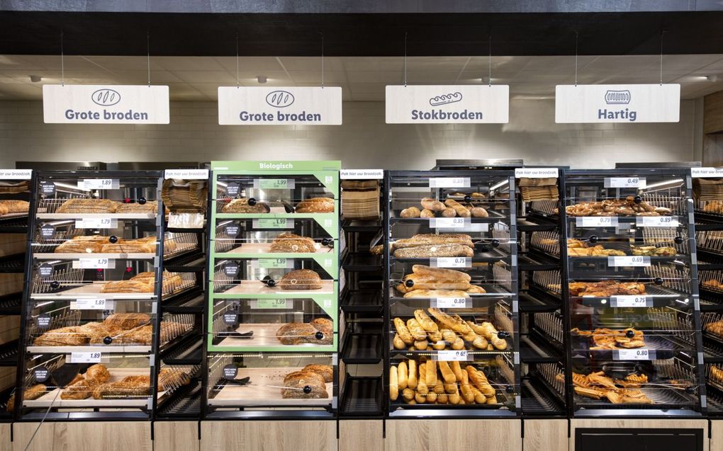 De broodjesafdeling van supermarkt Lidl. Brood wordt mogelijk twee keer zo duur door het conflict in Oekraïne. beeld ANP, Ramon van Flymen