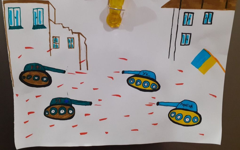 Een jongen in een kinderhuis in Oekraïne maakte een tekening waarop Russische en  Oekraïense tanks tegenover elkaar staan. Hij schreef erbij: „Ik houd van camouflagekleding, maar op zo’n mooie dag als vandaag vecht je toch niet met elkaar!” beeld Bart Kalkman