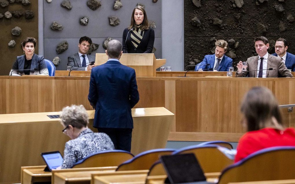 SP-Kamerlid Hijink (op de rug gezien) vraagt mede-initiatiefneemster Ellemeet (GroenLinks) om uitleg over het wetsvoorstel dat de verstrekking van de abortuspil door huisartsen mogeljk moet maken. beeld ANP, Remko de Waal