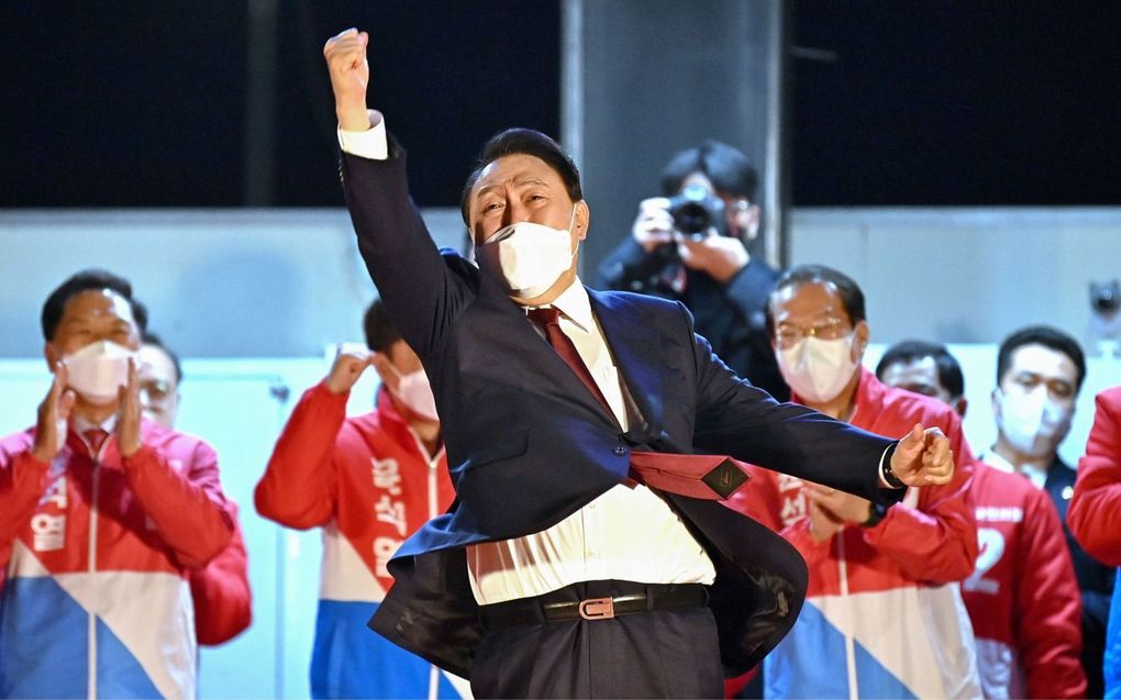 Zuid-Korea’s nieuw gekozen president Yoon Suk Yeol (m.) na het bekend worden van de verkiezingsuitslag donderdag. beeld AFP, Jung Yeon-je