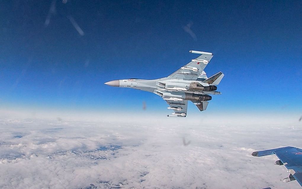 Een zwaarbewapend Su-30SM-jachtvliegtuig. De Russische luchtmacht is de grote afwezige in de oorlog tegen Oekraïne.  beeld AFP, ministerie Defensie Rusland