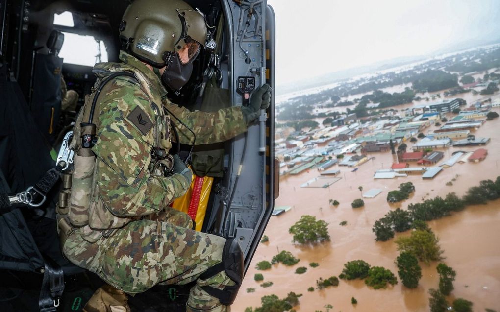 Sergeant Rick Scott vliegt in helikopter over het getroffen gebied. beeld Australian Defence Force, Bradley Richardson
