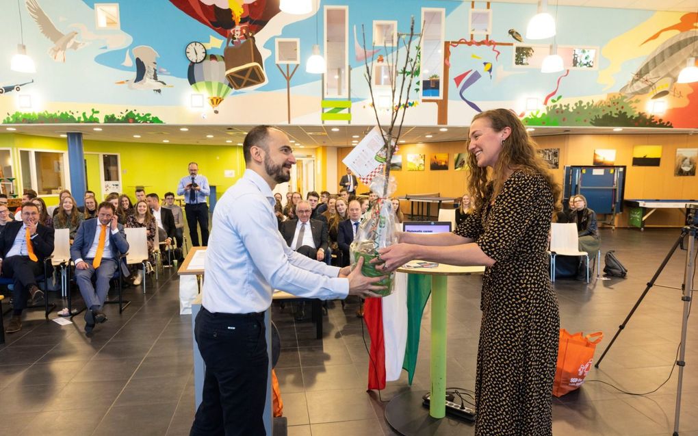 De Hongaarse ambassadeur kreeg vrijdag in het Van Lodenstein College in Kesteren een appelboompje en Betuws fruit overhandigd. beeld RD, Anton Dommerholt