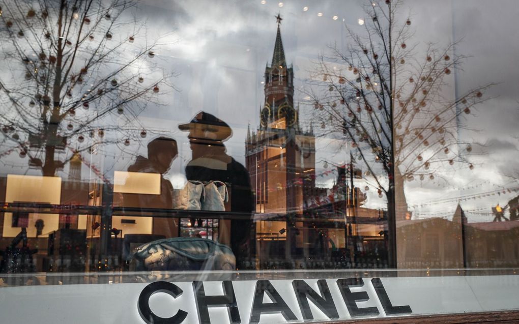 Het Kremlin in Moskou, weerspiegeld in de etalage van een gesloten winkel Chanel. Russen voelen steeds meer de gevolgen van het vertrek van buitenlandse bedrijven uit Rusland. beeld EPA, Yuri Kochetkov