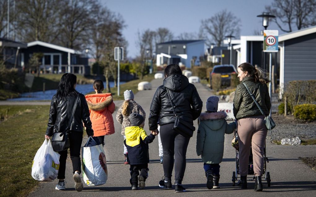 Vluchtelingen uit Oekraïne komen aan op een vakantiepark in West-Graftdijk. beeld ANP, Ramon van Flymen