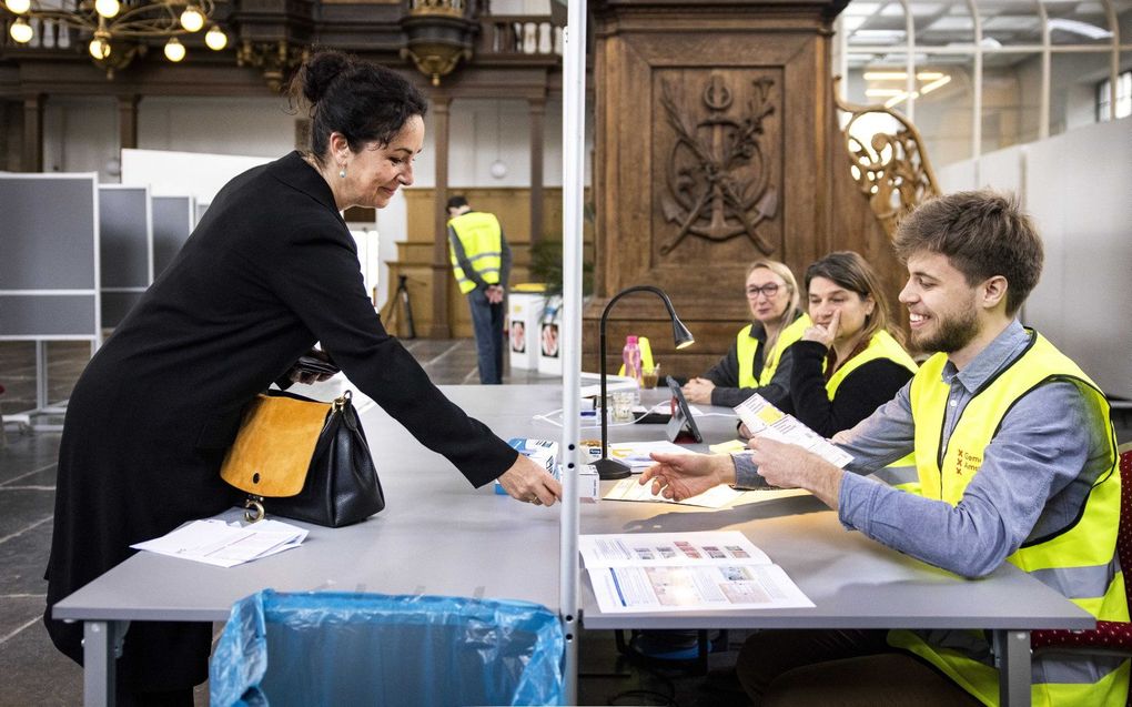 De Amsterdamse burgemeester Halsema brengt haar stem uit. beeld ANP, Ramon van Flymen