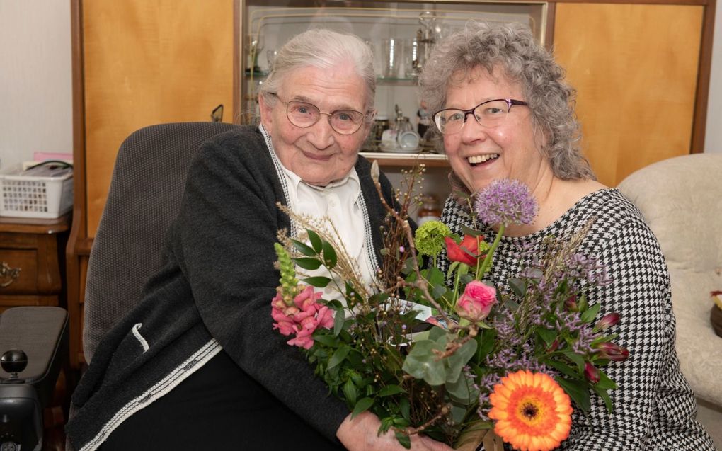 De 86-jarige Willy Bouman (l.) uit Andel kan thuis blijven wonen dankzij de trouwe zorg van haar buurvrouw Elly Thur-Pellikaan(r.). Die staat dag en nacht paraat om te helpen als het nodig is. beeld William Hoogteyling