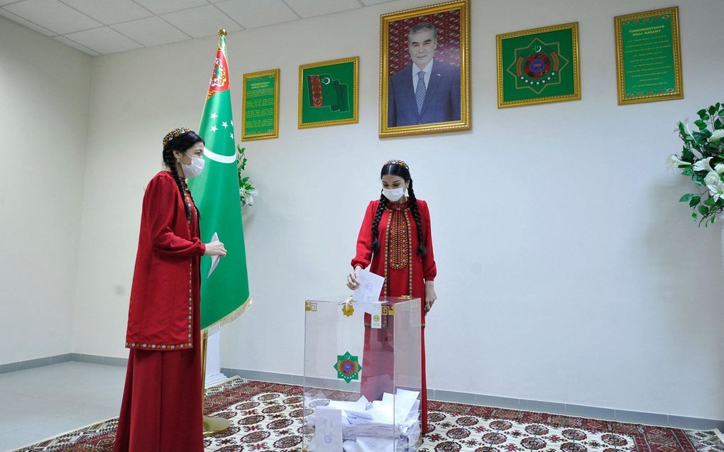 Een vrouw stemt in een stembureau tijdens de presidentsverkiezingen in Turkmenistan. beeld AFP, Igor Sasin