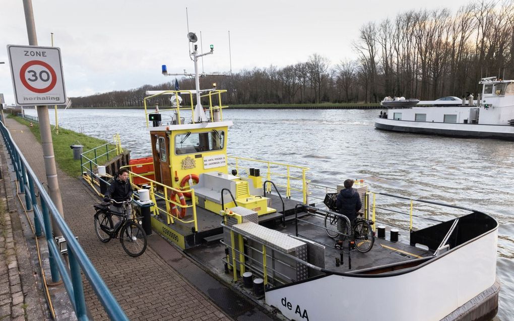 De veerpont over het Amsterdam-Rijnkanaal, waar onder ander scholieren gebruik van maken, dreigt te verdwijnen vanwege de vele vrachtschepen op de vaarroute. beeld Erik Kottier