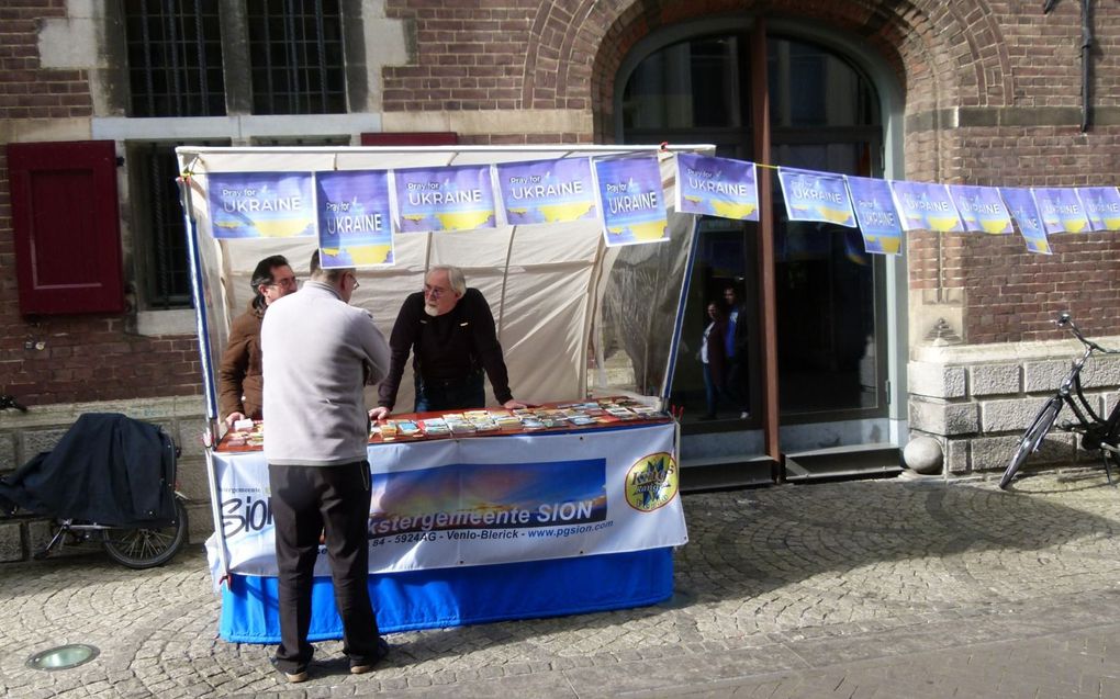 Bij een stand in Venlo vroeg pinkstergemeente Sion zaterdag om te bidden voor Oekraïne. beeld RD