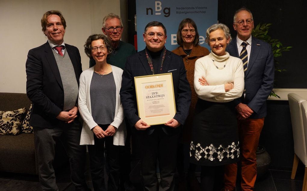 Dr. Samuel Lee heeft de J. B. Th. Spaanprijs in ontvangst genomen.. beeld Nederlands-Vlaams Bijbelgenootschap.