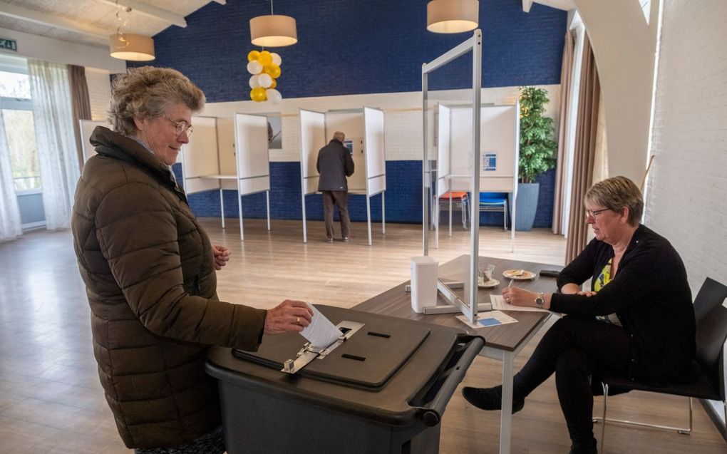 Tannie Sturm uit 's-Gravenpolder brengt woensdagochtend haar stem uit in stembureau het Dorpshuis. beeld Dirk-Jan Gjeltema