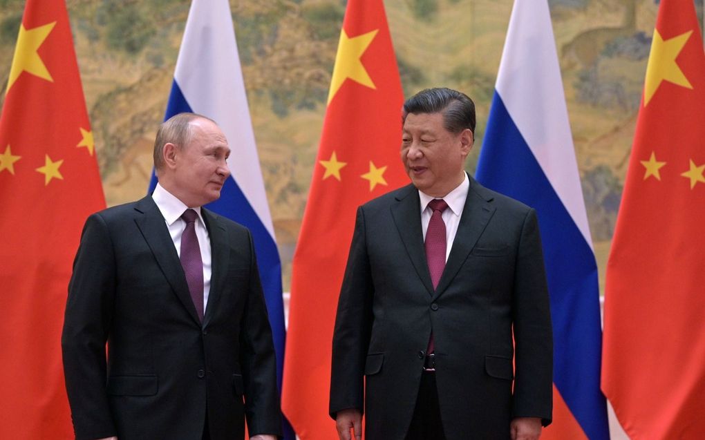 Xi Jinping (r.) en Vladimir Poetin (l.) eerder dit jaar in Peking. beeld EPA, Alexei Druzhinin