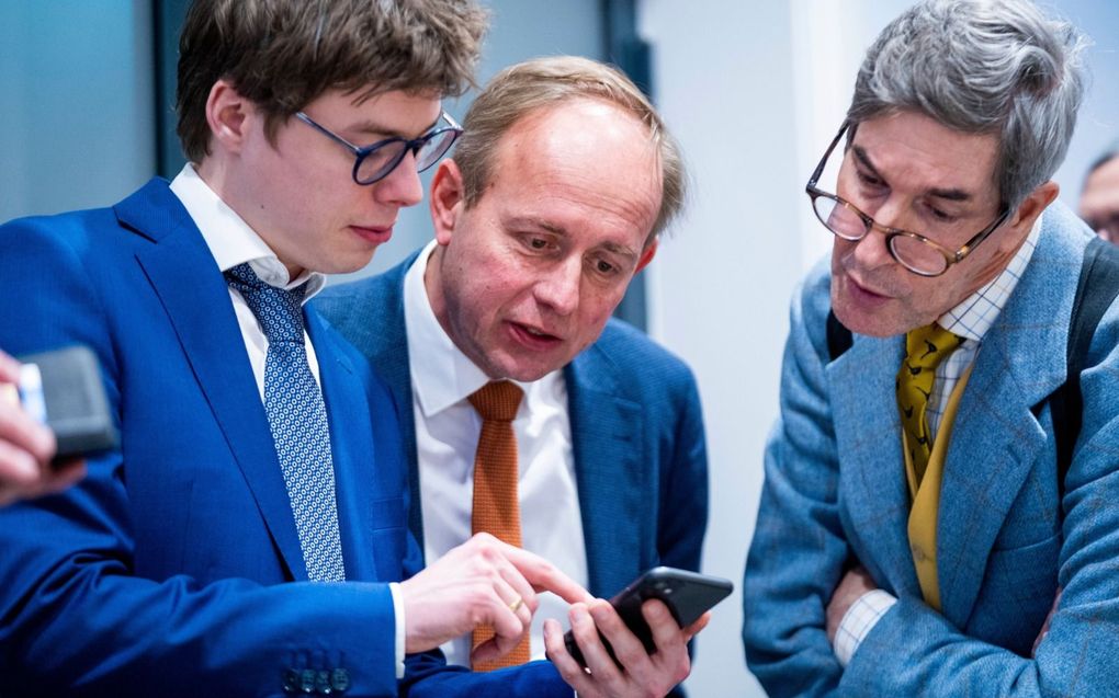 Cornel van Beek, Kees van der Staaij en Menno de Bruyne volgen de uitslagen. beeld Cees van der Wal