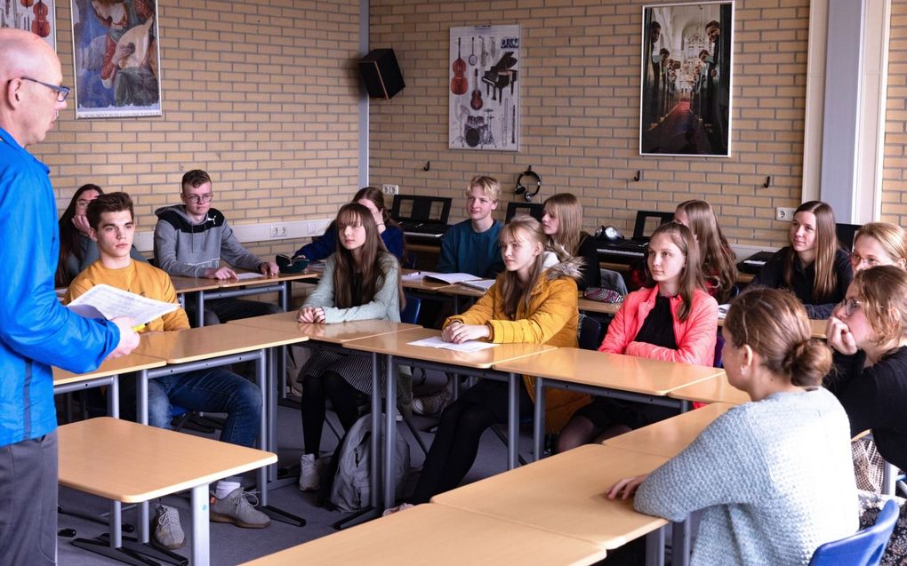 Oekraiense leerlingen (midden) op de Gomarus Scholengemeenschap in Gorinchem. Gymdocent Pieter Kleppe is dankbaar dat hij wat mag betekenen voor de Oekrainers. „Wel vraag ik me sterk af: waarom nu wel? En niet bij Syrische vluchtelingen?” beeld Dirk Hol