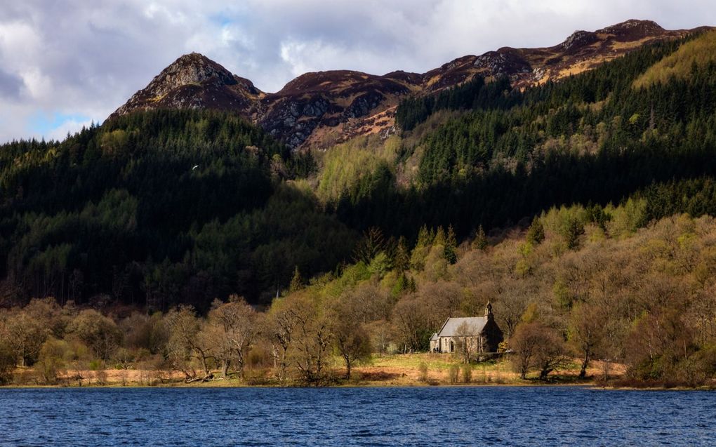 Het aantal christenen in Schotland krimpt snel. Veel kerkgebouwen moeten de deuren sluiten. Foto: Trossachs Church aan het Loch Achray (Midden-Schotland).  beeld iStock/Getty Images