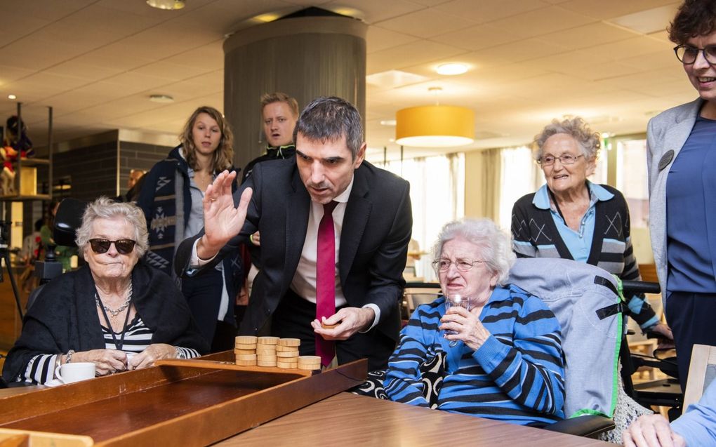 Voormalig staatssecretaris van Volksgezondheid Blokhuis bezoekt in 2018 een woonzorgcentrum waar leerlingen van middelbare school Guido de Brès hun maatschappelijke diensttijd vervullen. beeld ANP, Piroschka van de Wouw